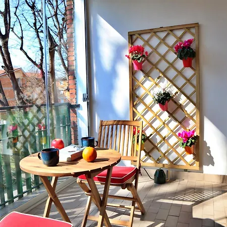 Shared With Alex, 5 Metro Stops From Train Station Homestay *